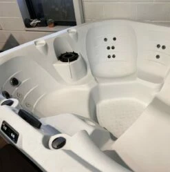 Off-Display (Redditch) Happy 25 Lounge - 5 Person Plug & Play Hot Tub -HAPPY HOT TUBS Shop redditch happy 2
